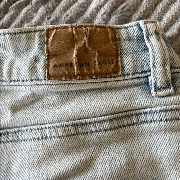 American Eagle Light Wash Cuffed Mom Jean Shorts Size 2 - Picture 8 of 11